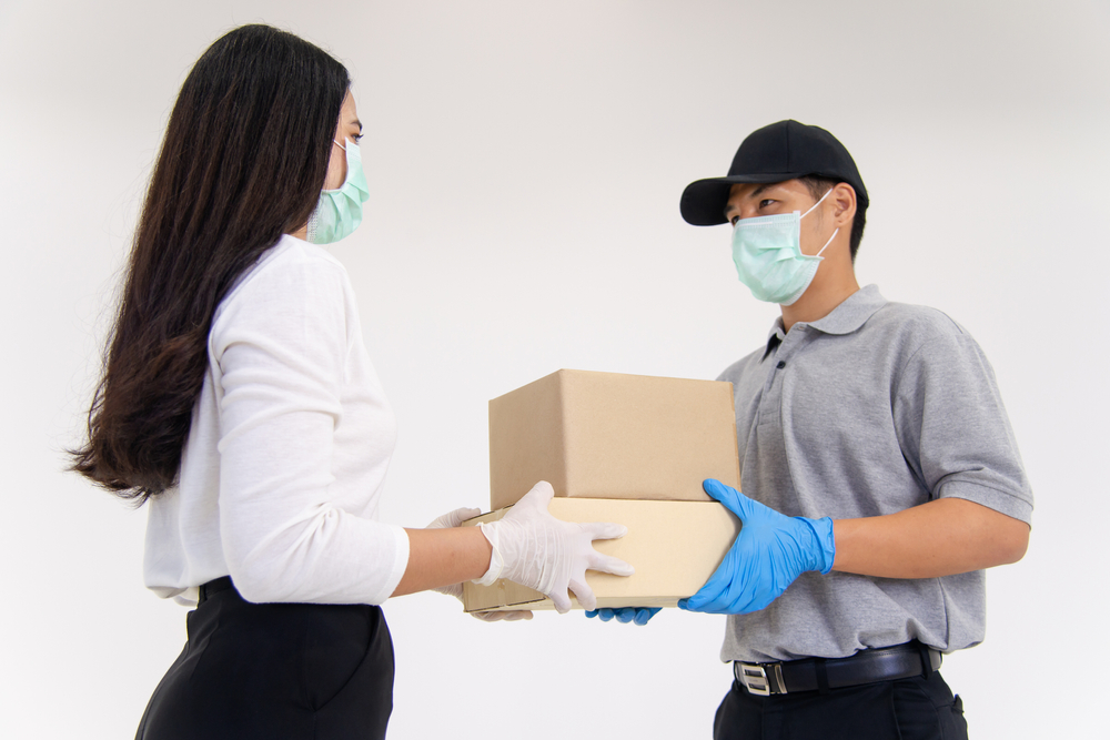 Delivery,Man,Bring,Parcel,To,Customer,By,Wearing,Surgical,Mask